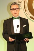 「アーティスト・オブ・ザ・イヤー」受賞者を発表する日本レコード協会会長の石坂敬一・ユニバーサルミュージック合同会社会長。
