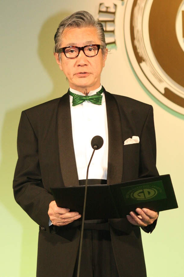「アーティスト・オブ・ザ・イヤー」受賞者を発表する日本レコード協会会長の石坂敬一・ユニバーサルミュージック合同会社会長。