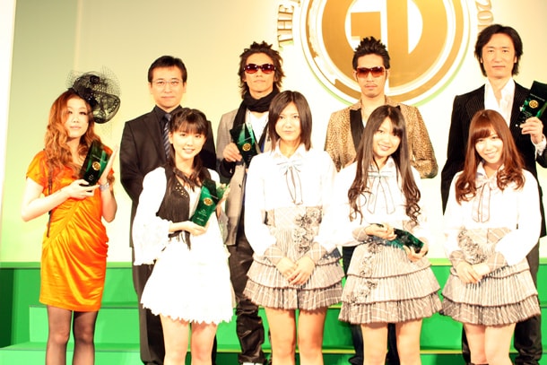 写真撮影中にもアーティストたちはバンクーバーオリンピック・フィギュアスケート女子シングルショートプログラムの行方が気になる様子。司会を務めた赤坂泰彦が「今は浅田真央選手がトップです！」と伝え、登壇者や報道陣から歓声が上がる一幕もあった。