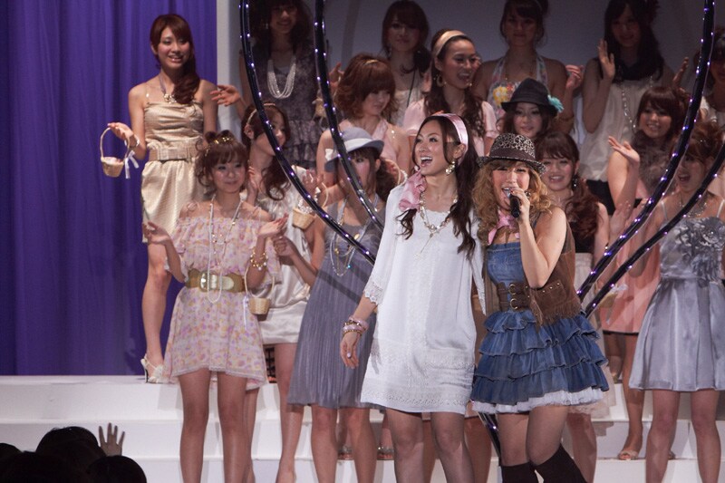 映画「音楽人」では挿入歌・主題歌を担当しているほか、出演も果たしているMAY'Sの2人。片桐舞子は主人公の蒼の母親役を演じている。