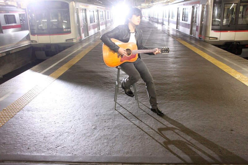 2012年には様変わりしてしまう東横線渋谷駅の風景。移りゆく歴史の1ページが秦基博の歌声とともに記録された。