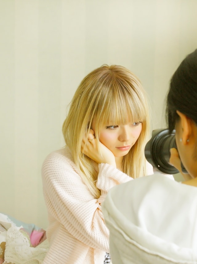 ジャケット起用の話を聞いた鈴木あやは「あやでいいのかなぁ…」と照れながらも、楽曲について「寝る前に聴いたんですけど、共感する歌ってすぐ気持ちに入ってくるんです。癒されながら聴きました」と語った。