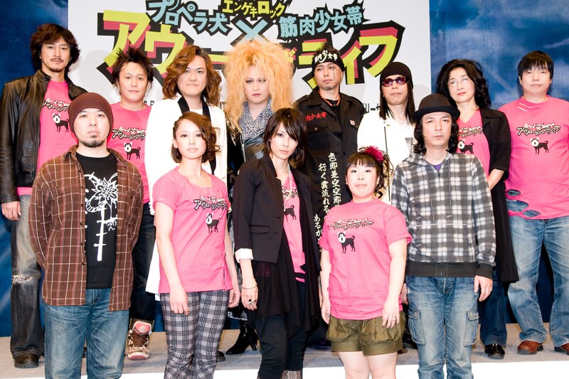 「アウェーインザライフ」東京公演は赤坂BLITZにて6月4日から6月18日まで。そして大阪公演は6月23日から6月25日までサンケイホールブリーゼで行われる。前売チケットは2月27日より一般発売開始。