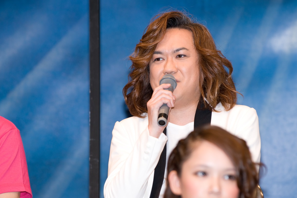 記者会見のムードにアウェー感を隠せない様子の本城聡章。