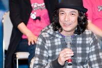 「責任は全部自分が取ります。うまくいったらプロペラ犬と筋少さんの手柄、うまくいかなかったら僕が悪いんです」となぜかネガティブ発言を連発した河原雅彦。彼はプロペラ犬第1回公演には役者として参加した。