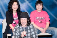 ベテラン女優・木野花（写真後方左）は「自称17歳、でも実際は70歳。キーボード担当」という破天荒すぎる役柄に挑戦する。