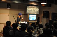 写真は昨年12月に行われた「ASA-CHANGのタブラボンゴナイト」の様子。映像を使いながらその魅力を解説するASA-CHANG。