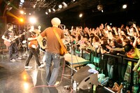 写真は2月21日の心斎橋CLUB QUATTRO公演の様子。