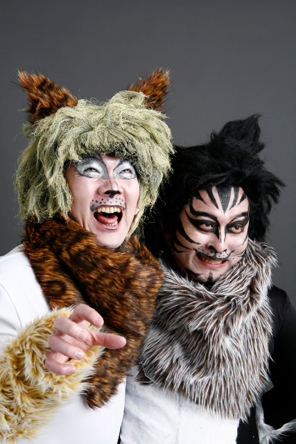 どこか見覚えのある猫に扮した掟ポルシェ（写真左）とロマン優光（右）。ちなみにカバー曲「ワルのテーマ」は、彼らが敬愛する作家／空手家の真樹日佐夫が原作を担当した映画「非情学園ワル」の主題歌。