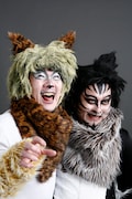 どこか見覚えのある猫に扮した掟ポルシェ(写真左)とロマン優光(右)。ちなみにカバー曲「ワルのテーマ」は、彼らが敬愛する作家/空手家の真樹日佐夫が原作を担当した映画「非情学園ワル」の主題歌。