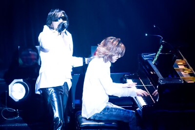 普段のX JAPANのライブでは観ることができない、リラックスしたメンバーの会話をたっぷり楽しむことができた今回のライブ。ToshI（写真左）とYOSHIKI（右）の絆の強さを再確認したファンも多いことだろう。