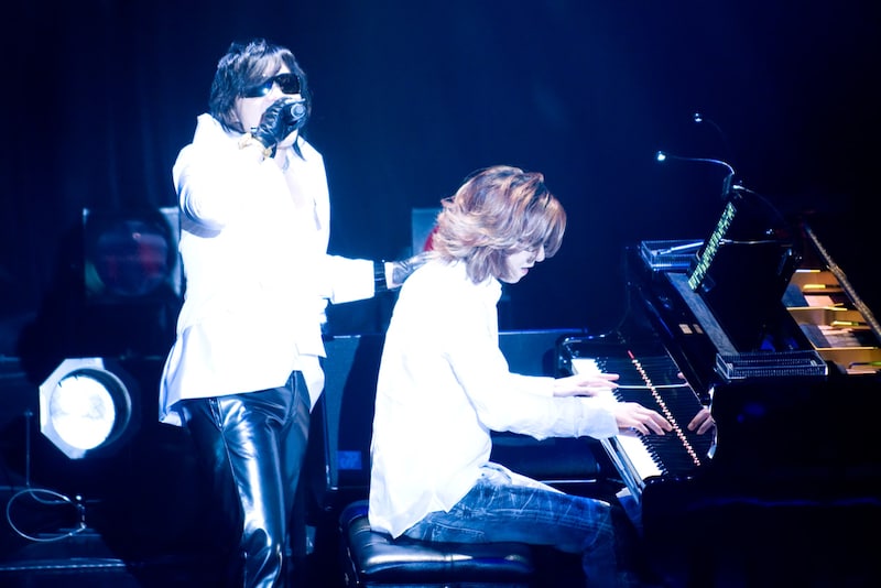 普段のX JAPANのライブでは観ることができない、リラックスしたメンバーの会話をたっぷり楽しむことができた今回のライブ。ToshI(写真左)とYOSHIKI(右)の絆の強さを再確認したファンも多いことだろう。