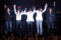 X JAPANの今後についてファンから問われると、YOSHIKI（写真右から2番目）は「まぁ……徐々にね。X JAPANはいつもいきなりドーンとやっちゃうからいけないんだよ」とコメント。