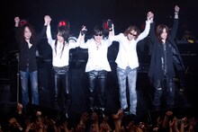 X JAPANの今後についてファンから問われると、YOSHIKI（写真右から2番目）は「まぁ……徐々にね。X JAPANはいつもいきなりドーンとやっちゃうからいけないんだよ」とコメント。