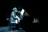 ライブのオープニングでピアノの弾き語りを披露したToshI。