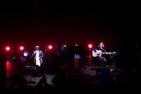 盟友SUGIZO（写真右）を迎えて、落ち着いたトーンで歌うToshI（左）。