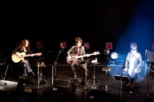 PATA（写真左）、HEATH（中央）と一緒におちゃらけてみせるToshI（右）。