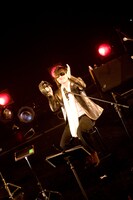 楽しそうにタンバリンを叩くToshI。