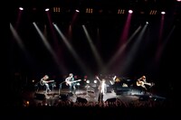 ライブ終盤ではPATA、HEATH、SUGIZOを迎え、最新アルバム「武士JAPAN」のナンバーを絶唱したToshI。