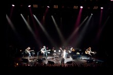 ライブ終盤ではPATA、HEATH、SUGIZOを迎え、最新アルバム「武士JAPAN」のナンバーを絶唱したToshI。