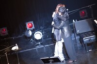 YOSHIKIがステージに現れると、熱い抱擁で出迎えたToshI。