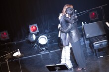YOSHIKIがステージに現れると、熱い抱擁で出迎えたToshI。