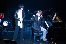 普段のライブからは考えられないほどの饒舌振りで、ファンを沸かせたYOSHIKI（写真右）。