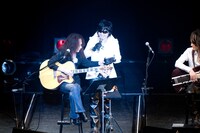 ToshI（写真中央）からひと言求められると、PATA（左）は「（ToshIは）こんなお騒がせのデパートみたいな奴ですけど、よろしくです」と発言。