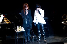 SUGIZO（写真左）は「ToshIさんと一緒にやることがどんなにすごいことか、幸せなことなのか。メンバーが全員揃って、ToshIさんという素晴らしいシンガーを讃えよう」と、ToshI（右）を絶賛。