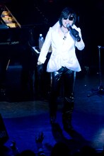 アンコールで着用した衣装は、1月にロサンゼルスで行われたX JAPANのビデオ撮影でも着用したとのこと。