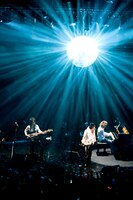 ラストナンバー「Endless Rain」では、天井から大きなミラーボールが降りてきた。