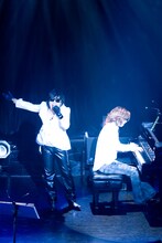 YOSHIKI（写真右）のピアノをバックに、感情を込めて歌うToshI（左）。