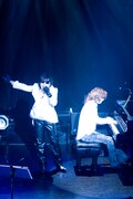 YOSHIKI(写真右)のピアノをバックに、感情を込めて歌うToshI(左)。