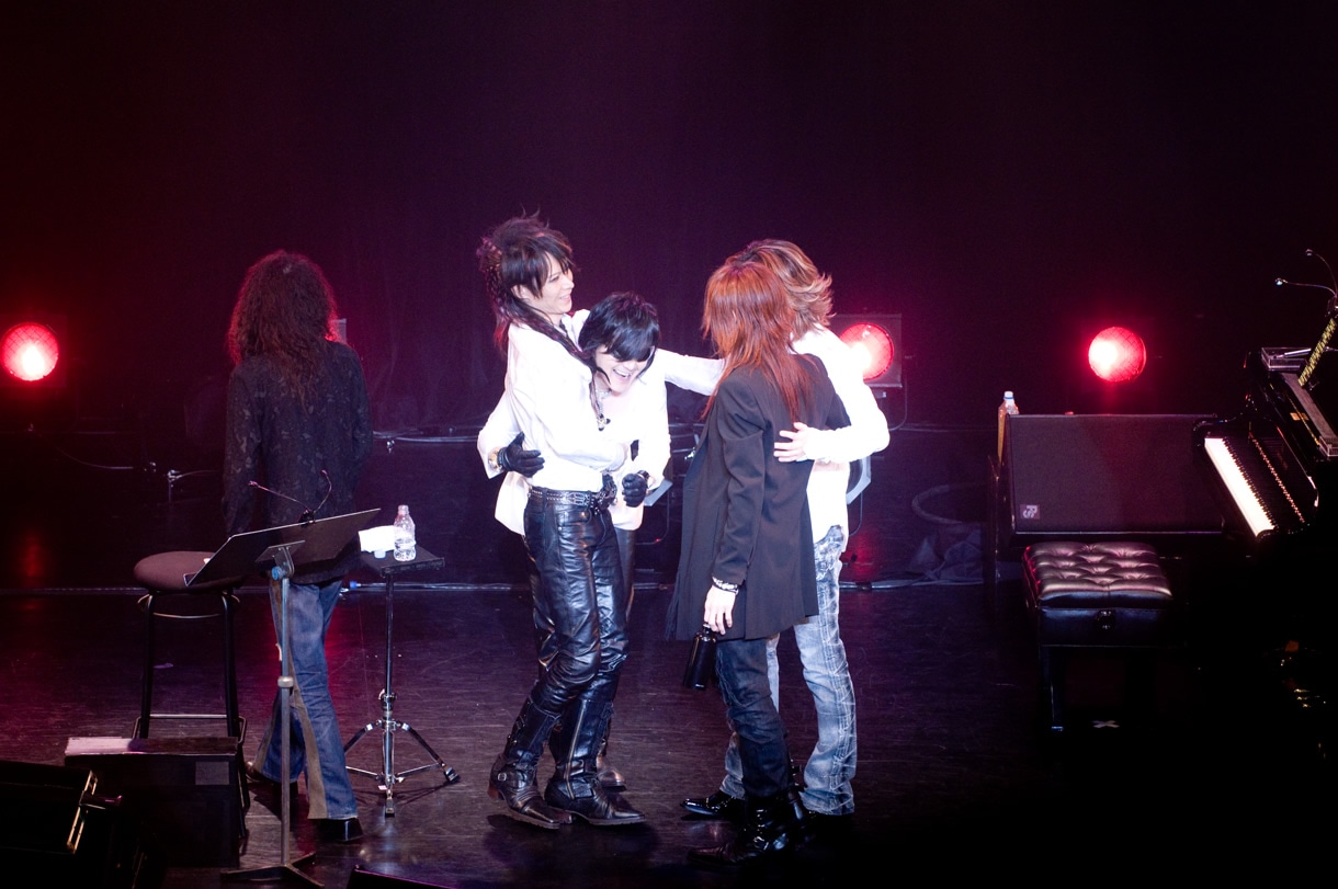終演後、緊張の糸がほぐれたのかじゃれ合うX JAPANの5人。