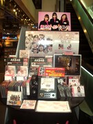 実際のAKB48応援コーナーの様子。なお、HMV店舗およびオンラインショップにて4月7日発売のベストアルバムを購入した人には、HMVコラボノートシリーズ「HMV♡AKB ノート」を先着でプレゼント。