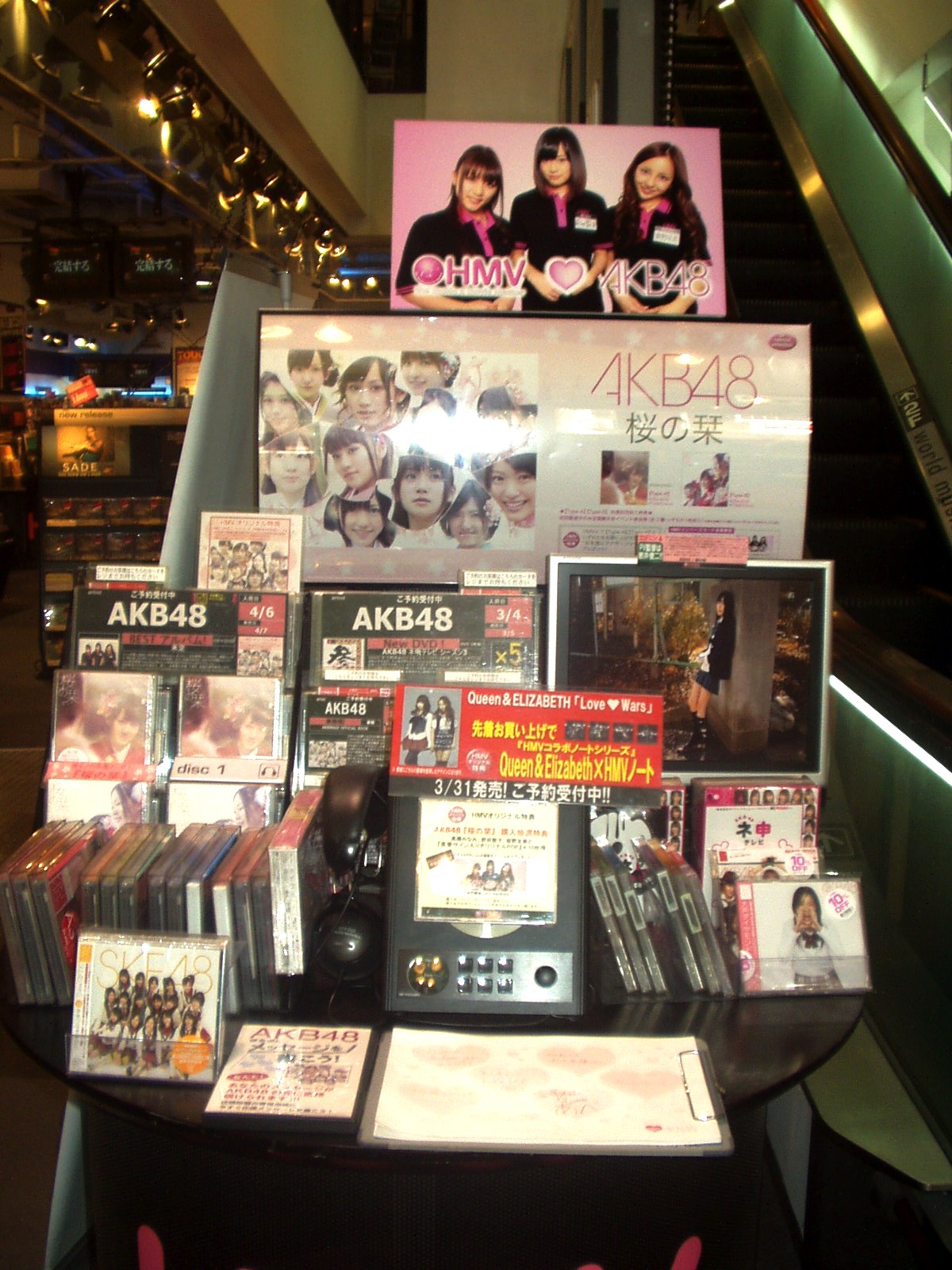 実際のAKB48応援コーナーの様子。なお、HMV店舗およびオンラインショップにて4月7日発売のベストアルバムを購入した人には、HMVコラボノートシリーズ「HMV♡AKB ノート」を先着でプレゼント。