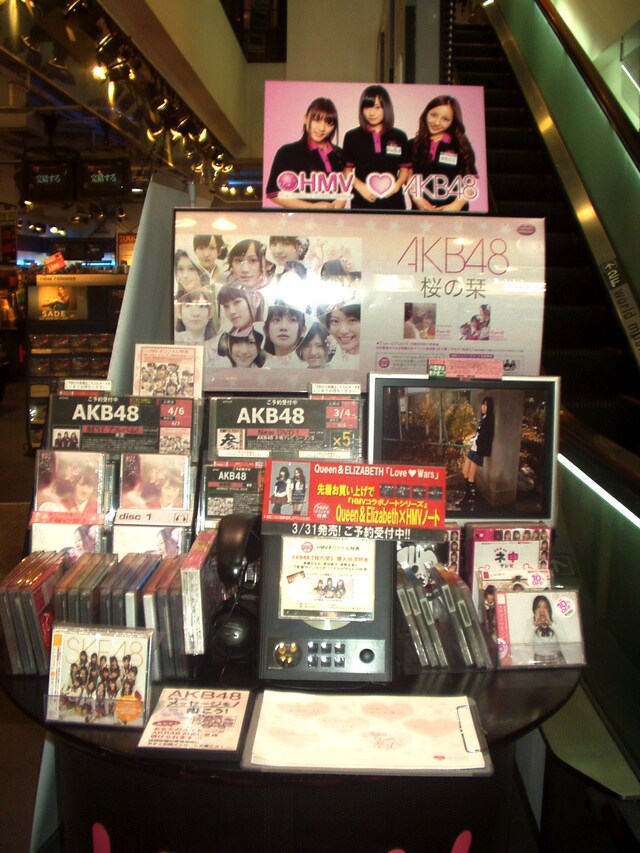 実際のAKB48応援コーナーの様子。なお、HMV店舗およびオンラインショップにて4月7日発売のベストアルバムを購入した人には、HMVコラボノートシリーズ「HMV♡AKB ノート」を先着でプレゼント。