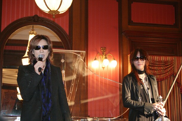 YOSHIKIはこの前々日、赤坂BLITZで行われたToshIのソロさよならコンサートのステージに引っかけて「僕とSUGIZOって最近、ピアノとバイオリンばっかりだよね(笑)」と冗談交じりに話した。