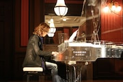 クリスタルピアノを奏でるYOSHIKI。