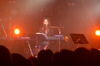 2月21日に24歳の誕生日を向けた川嶋あい。翌22日には渋谷CLUB QUATTROにてバースデーライブを行い、新曲「春の夢」を初披露した。