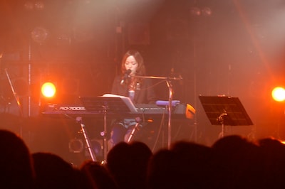 2月21日に24歳の誕生日を向けた川嶋あい。翌22日には渋谷CLUB QUATTROにてバースデーライブを行い、新曲「春の夢」を初披露した。