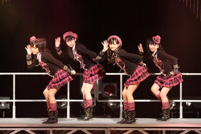 YouTubeのUP-FRONT公式チャンネルには、つんく♂からのメッセージ動画も公開中。指令を受けた後の、4人の表情にも注目だ。