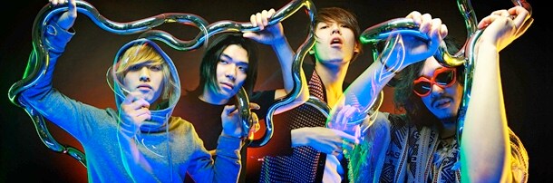 イベントの司会はFM802のDJとしておなじみの飯室大吾と土井コマキが担当（写真はthe telephones）。