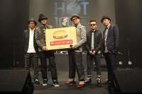 RIP SLYMEが5人そろって公の場に登場したのは、今年初。受賞者にはそれぞれトロフィーと副賞として、日本マクドナルドから「ハンバーガー1年分」が贈られた。