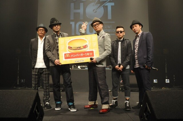 RIP SLYMEが5人そろって公の場に登場したのは、今年初。受賞者にはそれぞれトロフィーと副賞として、日本マクドナルドから「ハンバーガー1年分」が贈られた。