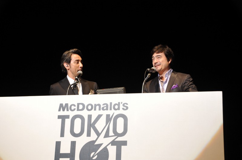クリス・ペプラー（写真左）とジョン・カビラ（右）。