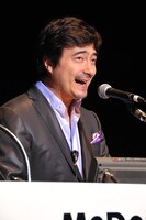 「~JK RADIO~ TOKYO UNITED」ナビゲーターのジョン・カビラは、ニューアーティスト部門のプレゼンターとして登場。