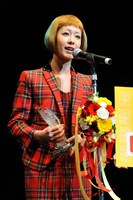 2008年の同アワードでは、ベスト女性アーティストを受賞した木村カエラ。この日は赤いギンガムチェックのスーツで登場した。