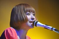 「TOKIO HOT 100 AWARD」での新人パフォーマンスは、過去にこの日の受賞者・木村カエラや秦基博も出演した、人気アーティストへの登竜門ともいえるライブ（写真は近藤夏子）。