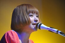 「TOKIO HOT 100 AWARD」での新人パフォーマンスは、過去にこの日の受賞者・木村カエラや秦基博も出演した、人気アーティストへの登竜門ともいえるライブ（写真は近藤夏子）。